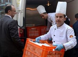 Resepsiyonun yiyecekleri onlara gönderildi!