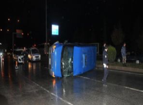 Askeri minibüs devrildi: 2 yaralı