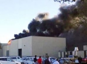 Uçak binaya çarptı: 2 ölü, 4 yaralı