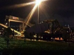 Vincin çarptığı üst geçit çöktü!