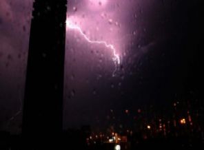 Yıldırım düştü, 3 öğrenci yaralandı