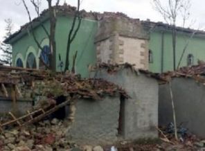 Yıldırım düştü, caminin minaresi yıkıldı