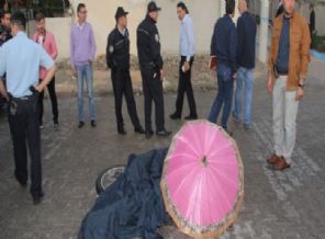 Çarşaflı şemsiyeli saldıgan iki kişiyi vurdu