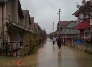 Kandıra sokakları sular altında kaldı