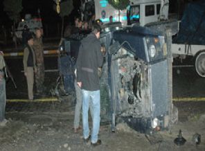 Hakkari'de zırhlı araç devrildi