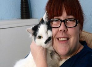 Kediye 'Hitler'e benziyor' işkencesi