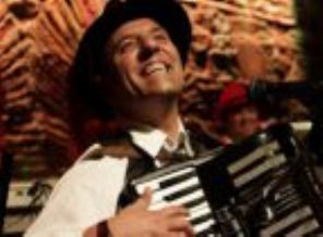 Ünlü şarkıcı hayatını kaybetti