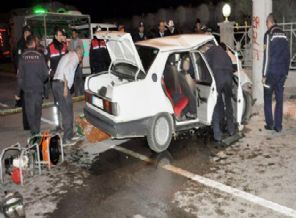 Otomobil beton direğe çarptı: 1 ölü, 3 yaralı