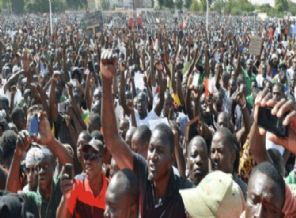 Afrika'da darbecilere karşı halk ayakta