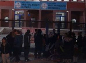 Öğretmenini tabancayla vurdu!