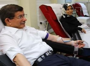 Davutoğlu ve eşi kan bağışı yaptı