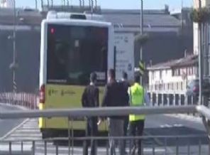 Metrobüste şüpheli paket paniği