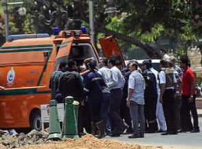Mısır'da trende bomba patladı