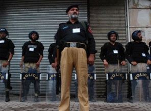 Polis şüpheliyi baltayla öldürdü