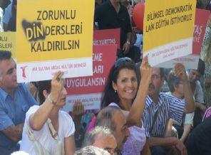 Zorunlu din dersine hayır eylemi