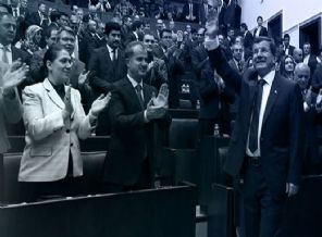 Davutoğlu: 'Sen kendi küçük sandalyeni düşün'