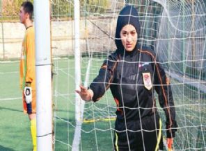 İşte Türkiye'nin ilk başörtülü hakemi