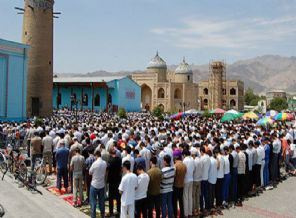 Tacikistan'da işyerlerinde namaz kılmak yasak