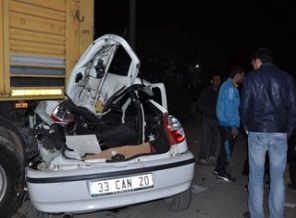 Otomobil park halindeki TIR'a çarptı: 4 ölü 2 yaralı