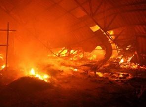 Uşak'ta farbrika yangını