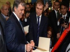 Gül, kitap fuarını gezdi