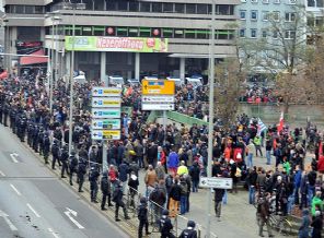 Almanya'da aşırı sağcılar protesto edildi
