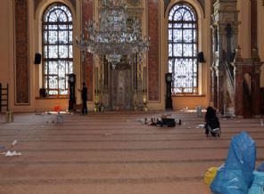 Cami bekçisi Gezicileri yalanladı: Sarhoştular