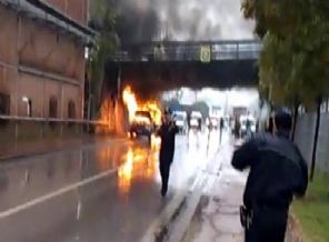 Polis aracı alev alev yandı