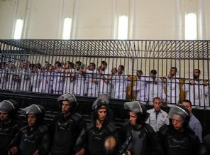 Mısır'da darbe karşıtlarına hapis cezası