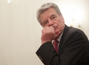 Almanya Cumhurbaşkanı yumurtanın hedefi oldu