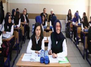 Cumhurbaşkanı Erdoğan okul sırasında!