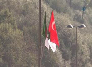 Cezayir Türk bayraklarıyla donatıldı
