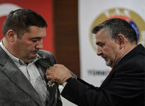 Evini bağışlayan hayırsevere şeref madalyası