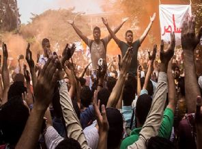 Mısır'da darbecileri protesto ediyorlar