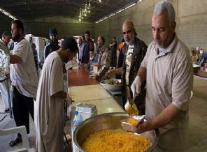 Savaşçıların yemeğini gönüllüler pişiriyor