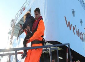 300 mülteci kurtarıldı