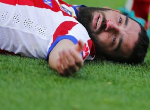 Arda Turan sahada bayıldı