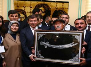 Başbakan Davutoğlu cemevini ziyaret etti