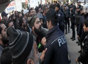 Davutoğlu'nu protesto eden gruba müdahale