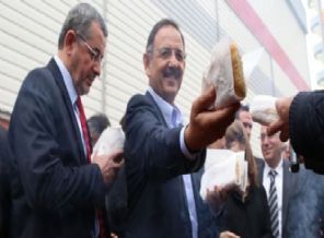 Tazminat parasıyla sucuk ekmek dağıttı