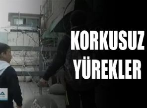 Filistinli çocuk İsrail askerine böyle kafa tuttu