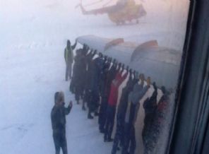 Yolcular uçağı iterek çalıştırdı!