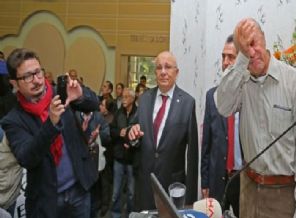 Başörtü düşmanı Prof. son dersinde ağladı