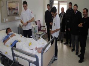 Öğrenciler öğretmenin bacağını kırdı