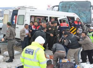Minibüs ile otobüs çarpıştı: 2 ölü
