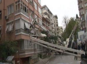 Dev vinç binanın üzerine devrildi