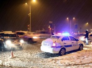 Kar yağışı uçak seferlerini iptal ettirdi