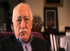 Gülen'in memleketinde Davutoğlu'na sürpriz pankart