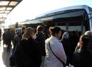 Metrobüs durağında eylem