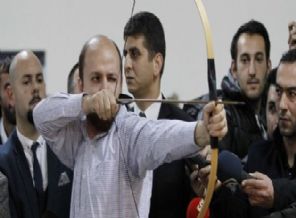 Bilal Erdoğan engellilerle ok attı